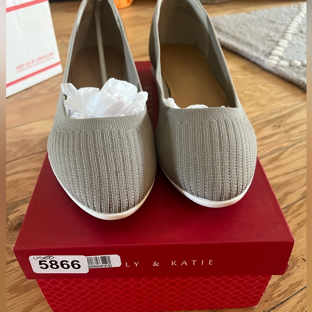Kelly & Katie new unworn Women’s ballet flats in comfy light tan & brown leather